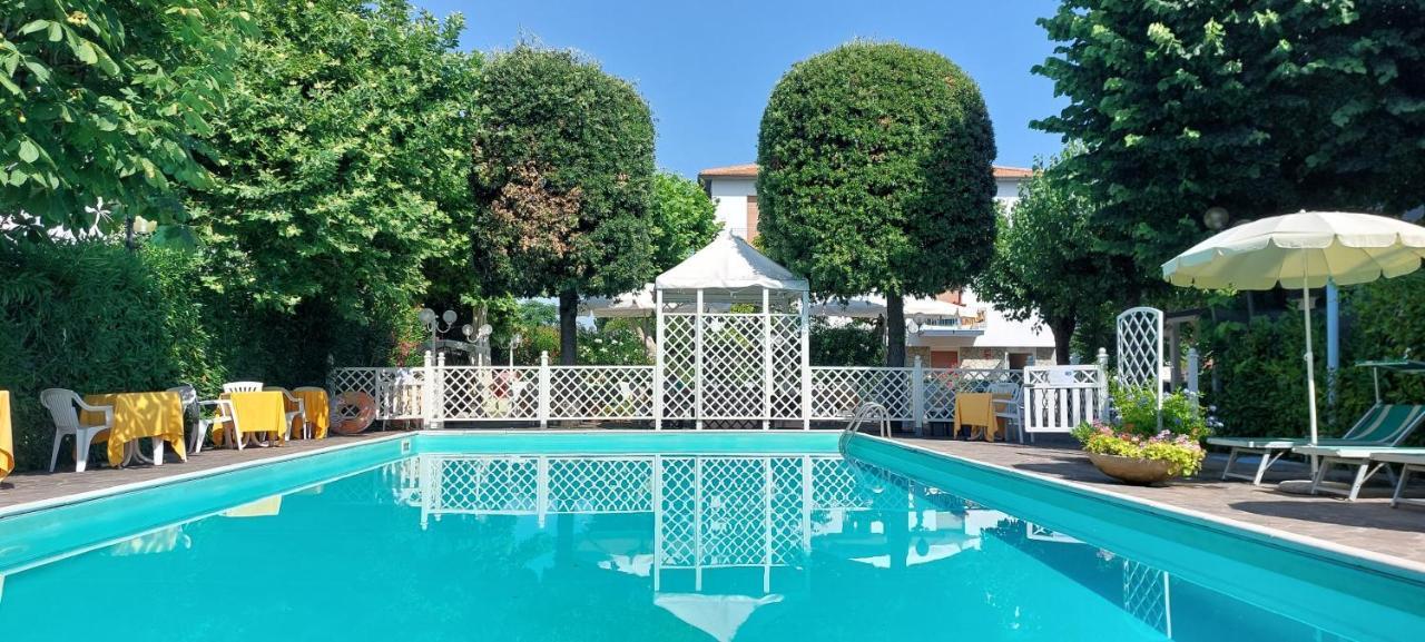 Hotel Garden B&B Marotta Exterior foto
